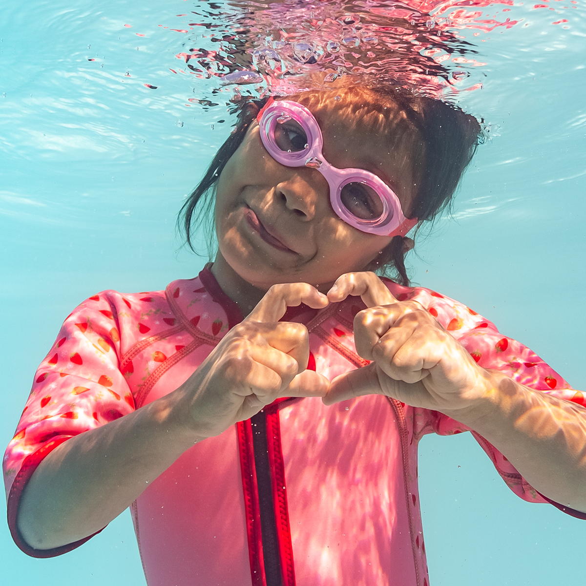 How to choose the best baby swim accessories: towels, hats, goggles and toys